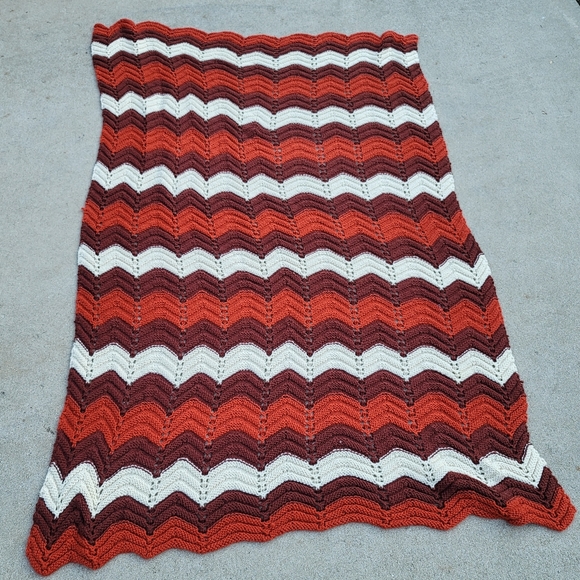 VINTAGE Scallop Edge Crochet Blanket - Picture 2 of 9